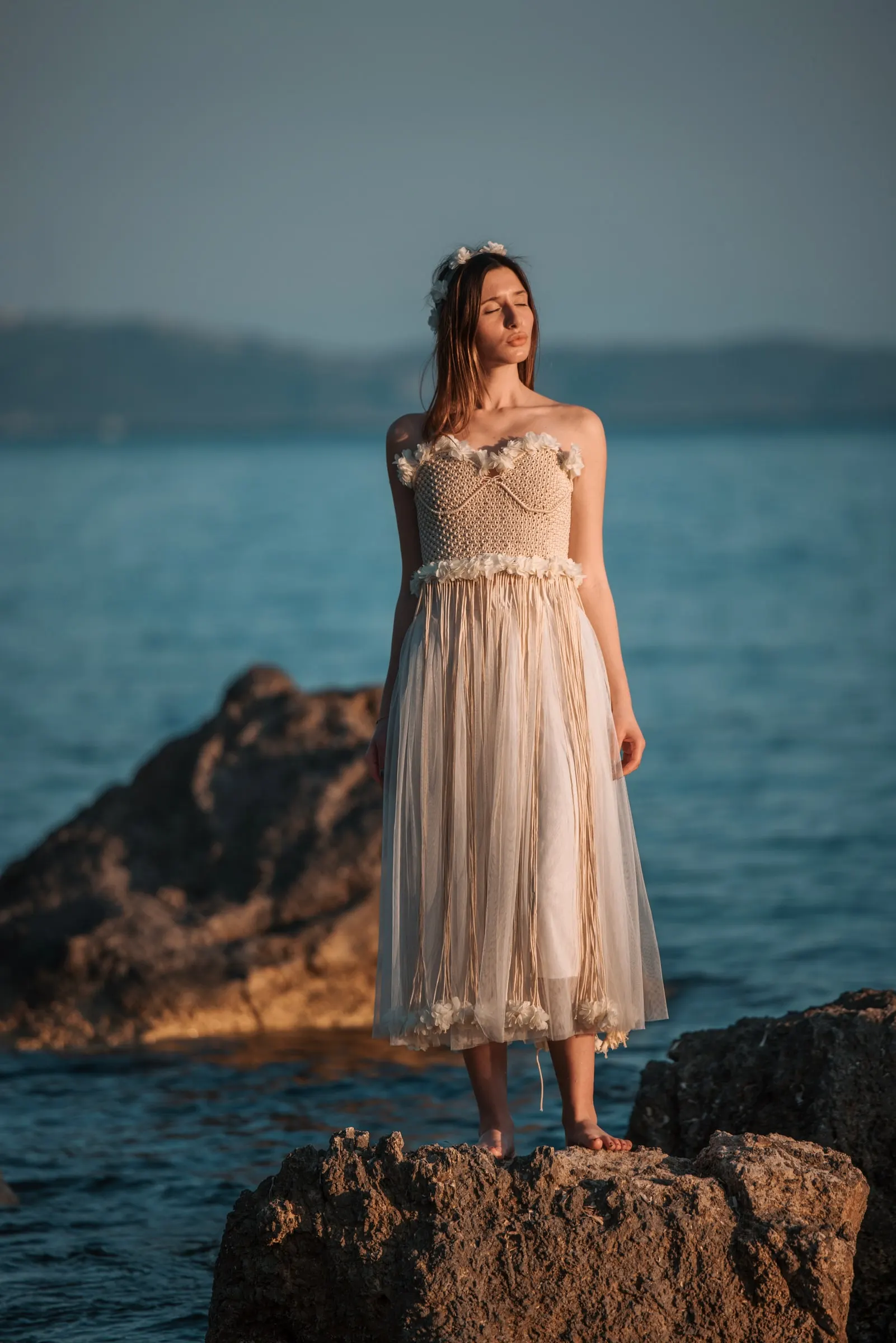 Balonlar ve klasik araba önünde bir moda çekimi
