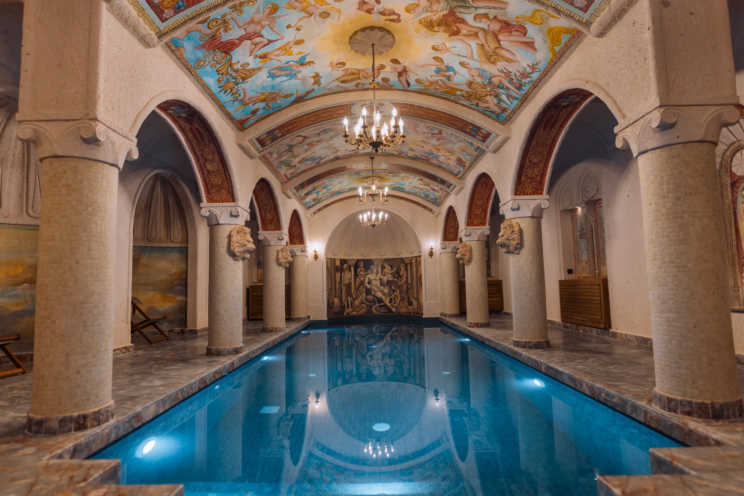 Freskli kapalı havuz, mağara otel