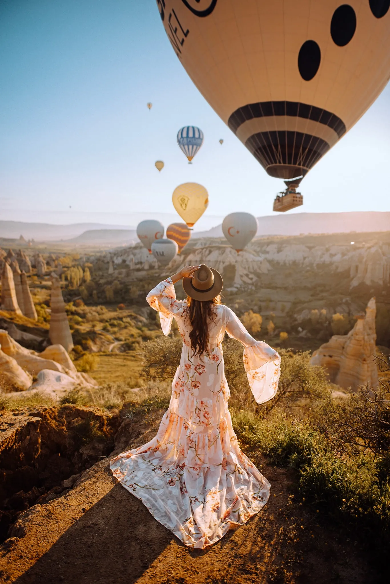 Kapadokya'da gündoğumu balon vadisi