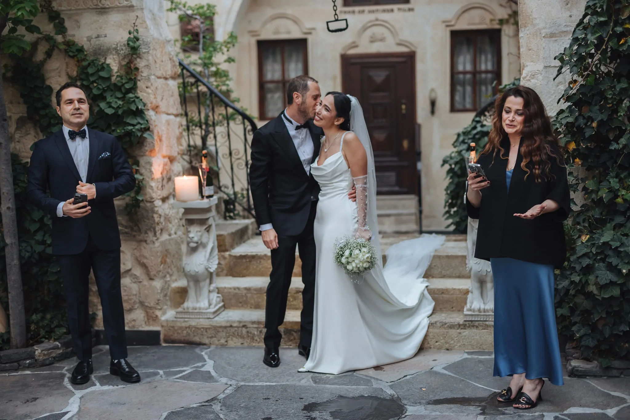 Tören çıkışında gelin ve damat